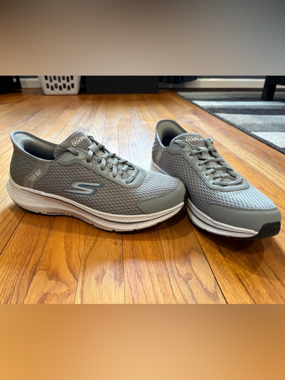 EUC Men’s Skechers Go Run Hands Free slip in sneakers
